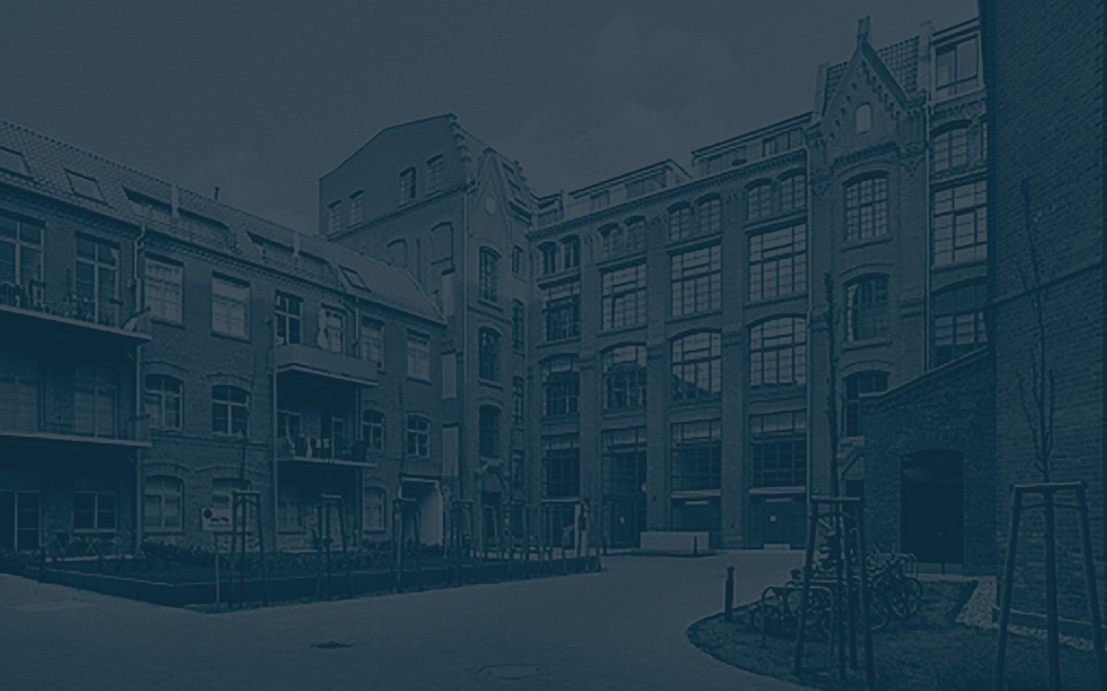 Alte Otisfabrik in Berlin am Abend